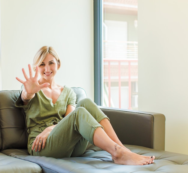 Photo pretty blonde woman smiling and looking friendly