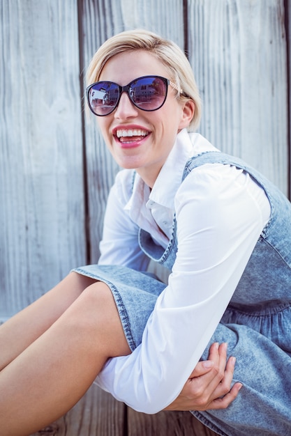 Photo pretty blonde woman wearing sun glasses