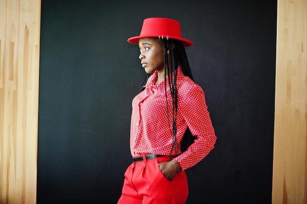 예쁜 머리 띠 비즈니스 아프리카 계 미국인 여성 밝은 보스 사람 친화적 인 사무실 빨간 셔츠 모자와 바지를 착용