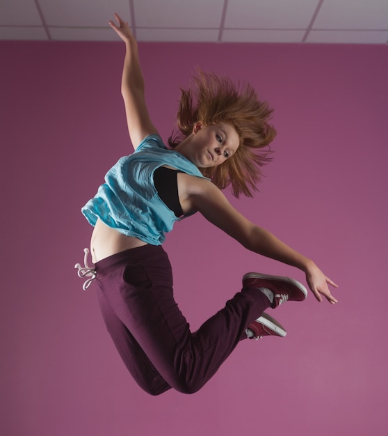 Foto ballerina di rottura bella saltare