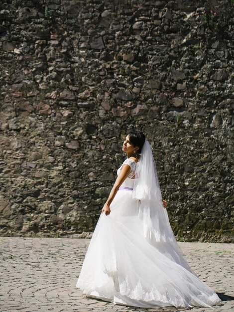 Bella sposa in abito bianco