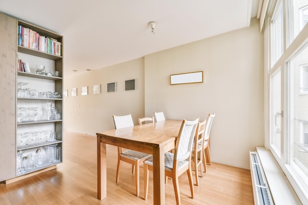 Pretty bright dining room