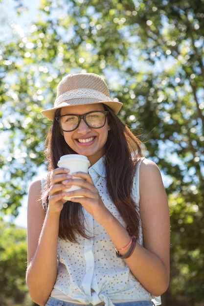 Foto bella bruna con caffè da andare