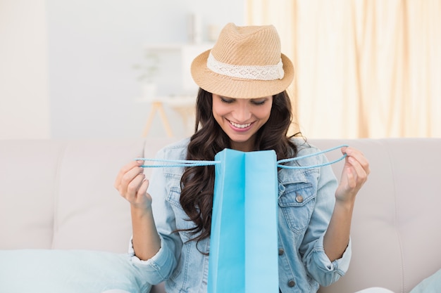 Photo pretty brunette looking in shopping bag