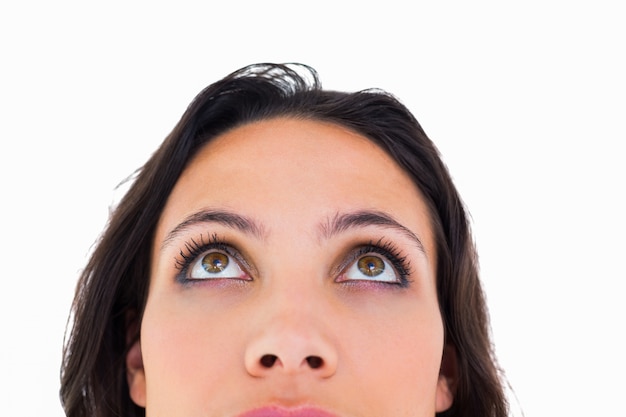 Photo pretty brunette looking up thoughfully