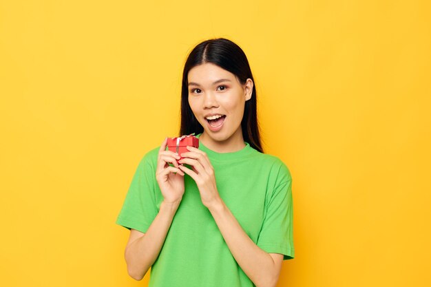 Photo pretty brunette red gift box happy birthday yellow background unaltered