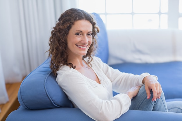 Photo pretty brunette relaxing on the couch