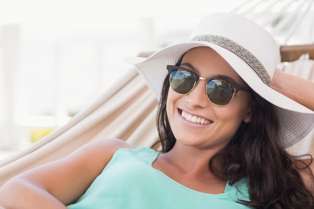 Foto brunette grazioso che si distende su un'amaca