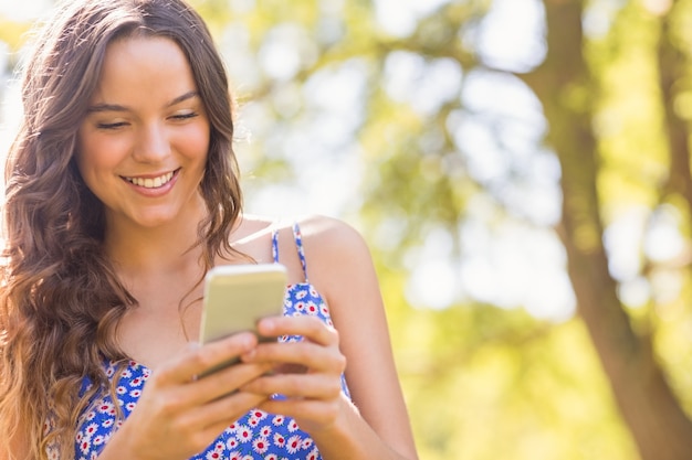 Foto texting abbastanza castana nel parco