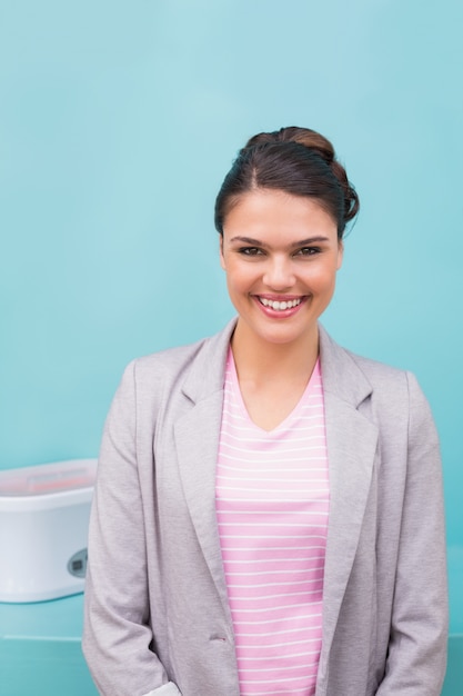 Photo pretty brunette with stylish up do