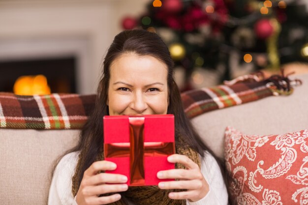 クリスマスプレゼントをしているかなりブルネットの女性