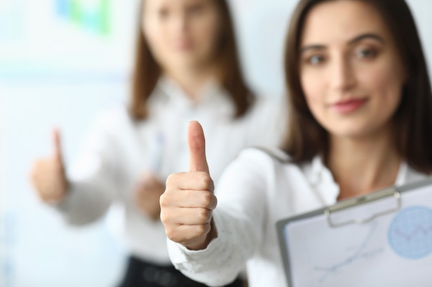 Foto donna di affari graziosa sul posto di lavoro