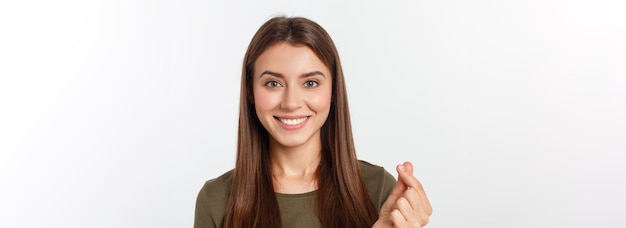 Foto adolescente femminile abbastanza caucaisan in piedi e sorridente su sfondo bianco