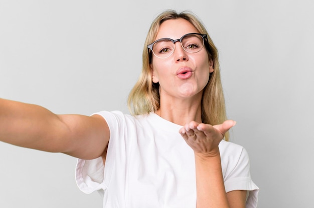 Photo pretty caucasian blonde woman close up selfie