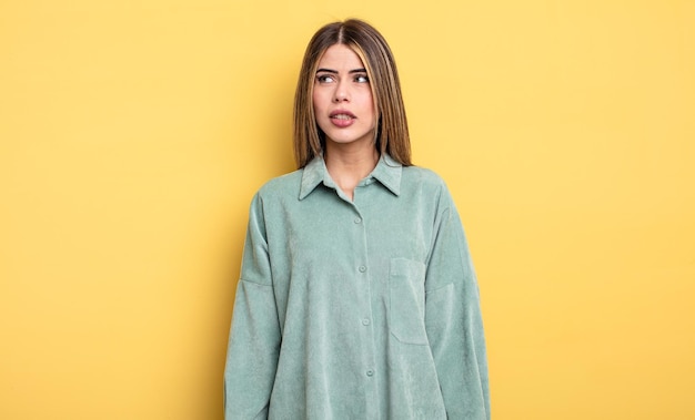 Photo pretty caucasian woman looking worried stressed anxious and scared panicking and clenching teeth