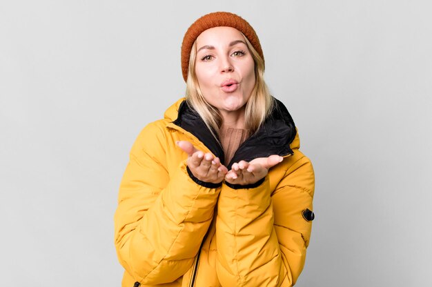 Foto bella donna caucasica che indossa una giacca a vento concetto freddo e invernale