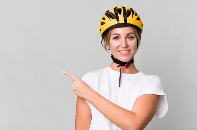 自転車用ヘルメットをかぶったかなり白人の女性