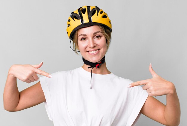 Foto bella donna caucasica con un casco da bicicletta