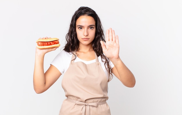 写真 ホットドッグとかわいいシェフの女性