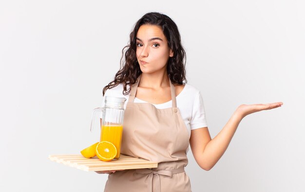 朝食付きのかわいいシェフの女性