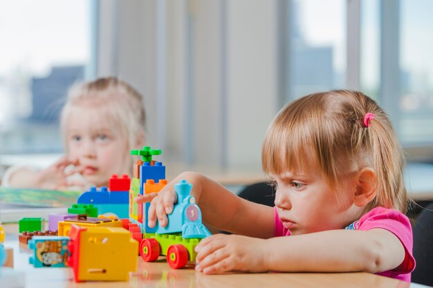 Photo pretty child playing in kindergarten