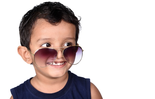 선글라스와 함께 예쁜 아이. 선글라스 화이트 흰색 절연 몸짓에 아름다움 웃는 아이 보.