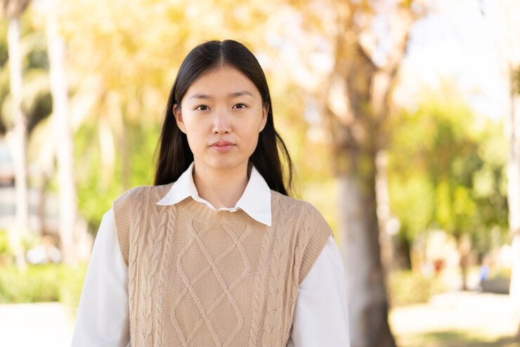 Photo 야외 초상화에서 예쁜 중국 여자