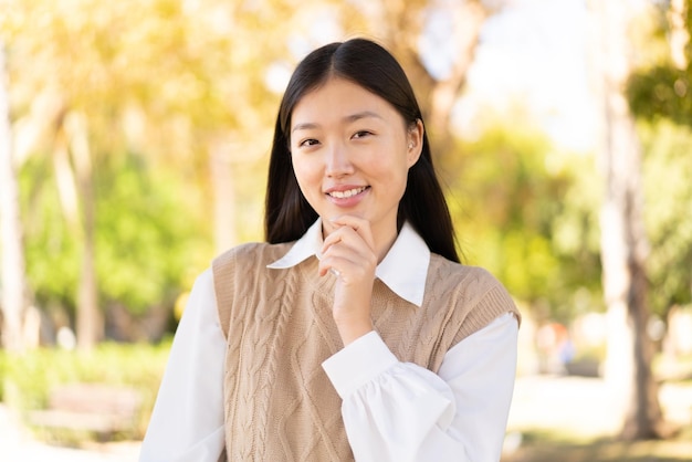 幸せな表情で屋外でかなり中国の女性