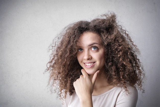 Foto bella ragazza dai capelli ricci