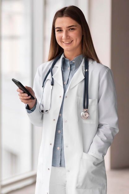 Photo pretty doctor happy to be at the hospital