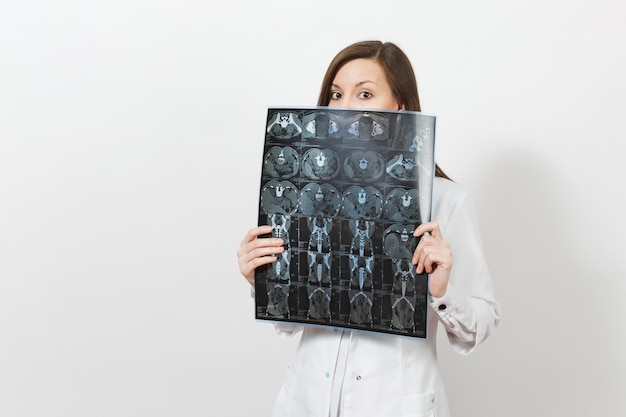 Фото Довольно женщина доктора держать за рентгеновским снимком рентгеновского снимка ct развертки mri изолированной на белой предпосылке. женщина-врач в медицинском стетоскопе халата. концепция медицины персонала здравоохранения отделение радиологии
