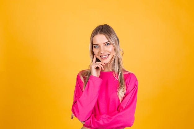 Довольно европейская женщина в розовой блузке на желтой стене