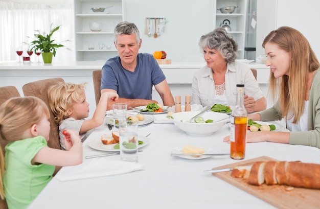 Bella famiglia al tavolo insieme