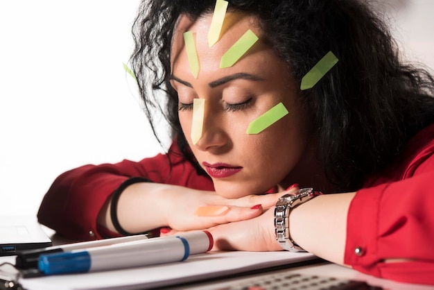 Photo pretty female model with a lot of post it notes working in her office.