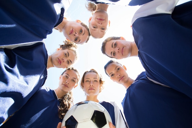 Foto giocatori di football graziosi che sorridono alla macchina fotografica