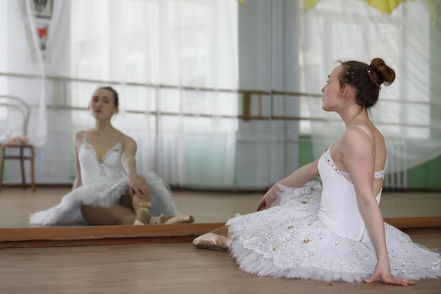 Photo pretty girl ballet dancer practicing