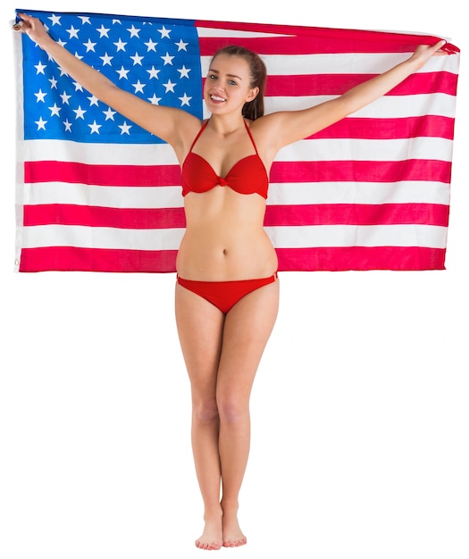 Foto bella ragazza in bikini con la bandiera americana