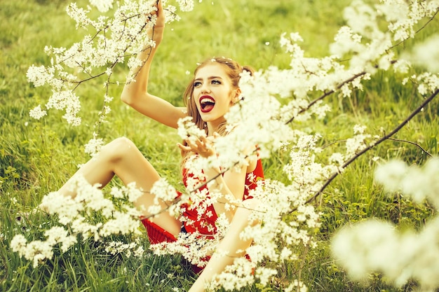 Photo pretty girl in blossom