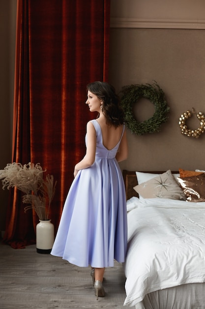 Photo pretty girl in an elegant trendy dress in decorated for christmas interior