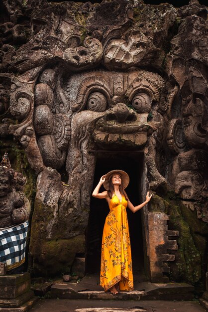 Bella ragazza a goa gajah, bali