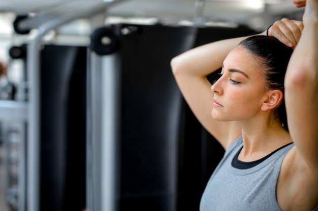 Bella ragazza in palestra