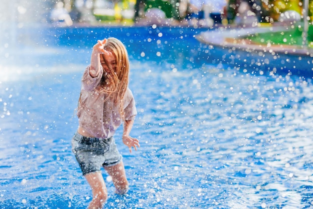 Bella ragazza che si diverte in piscina