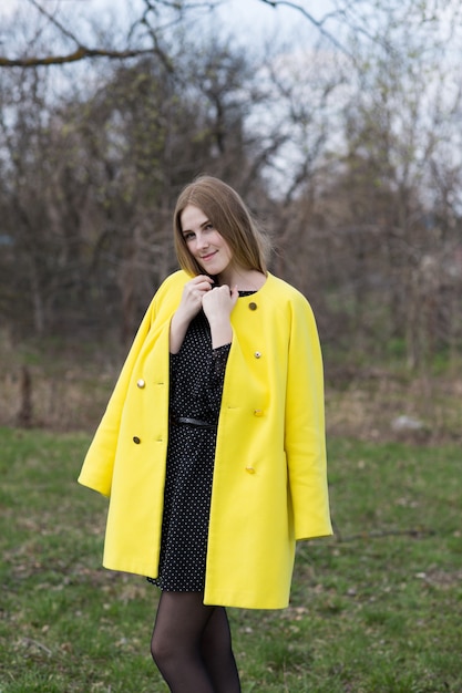 Фото Милая девушка в желтом пальто снаружи