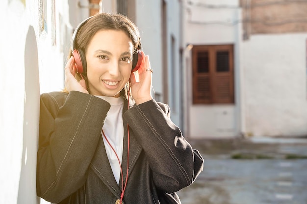 Photo pretty girl listening music with her headphones smiling