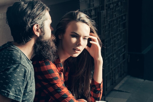 Foto la bella ragazza ascolta l'uomo