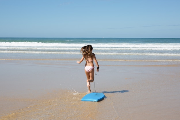 写真 ボディーボードでサーフィンビーチできれいな女の子