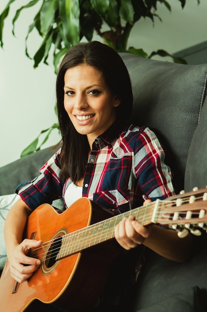 Красивая девушка играет на гитаре