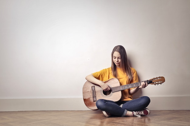 Photo pretty girl playing the guitar