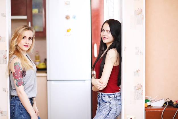 Photo pretty girl posing at camera in retro apartment. emotion.life style. kitchen. relationship.