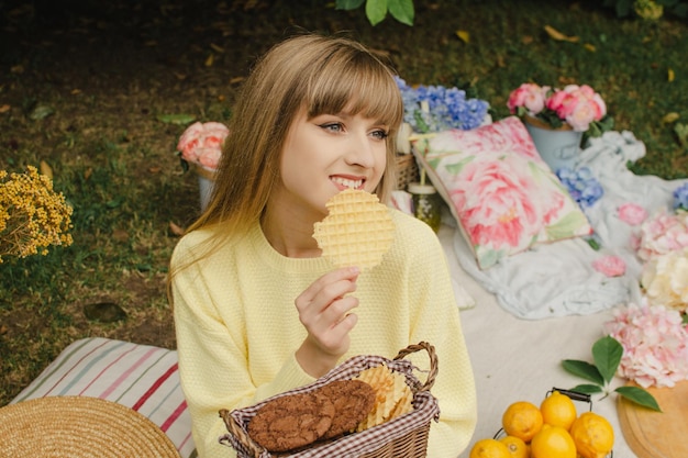 写真 ピクニックにクッキーのバスケットを持つかわいい女の子